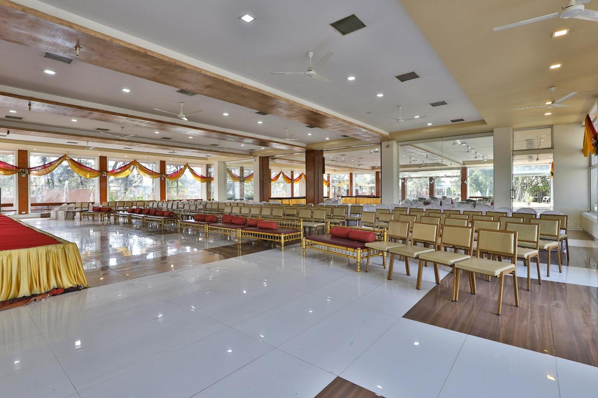 โอโย 30255 มิลาน ปาร์ตี้ ฮอลล์ Hotel วาโดดารา ภายนอก รูปภาพ